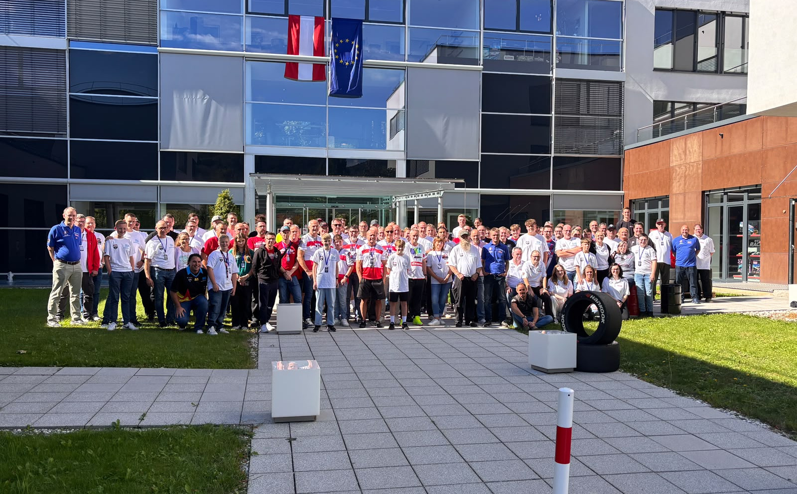 Alle Teilnehmer der European Masters 2026 vor der Carrera WORLD