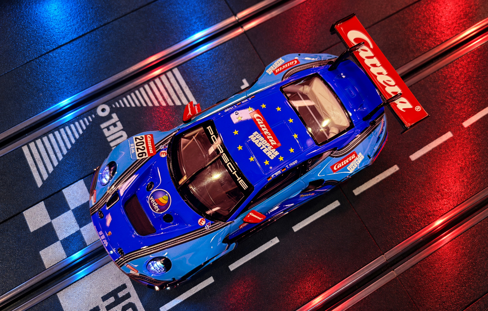 Auf dem Dach des Porsche 911 GT3R sind die Deutschen Meister Fabian Witt und Tom Hopp zu sehen