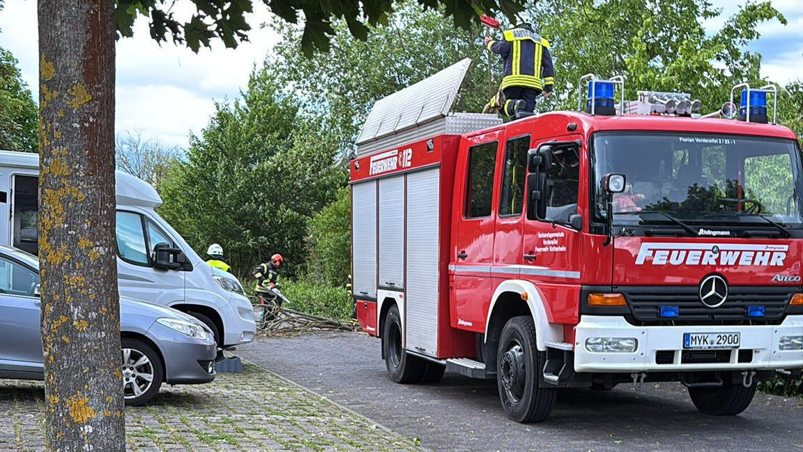 Sogar die Feuerwehr musste in Kottenheim anrücken, um ein Feuer neben der Stadthalle zu löschen
