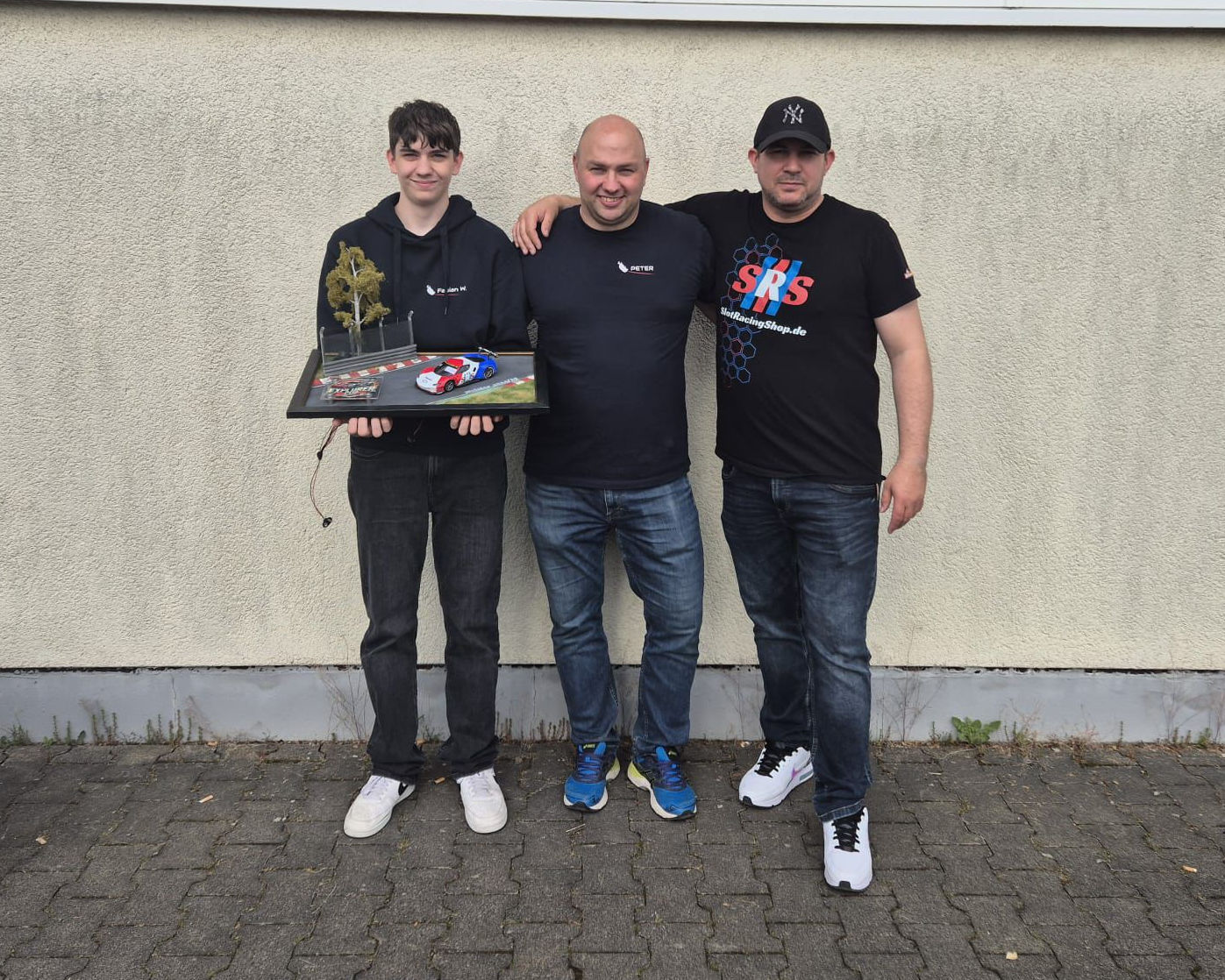 Meister Fabian Witt mit seinem Vater Peter und Mitorganisator Daniel Bratzler