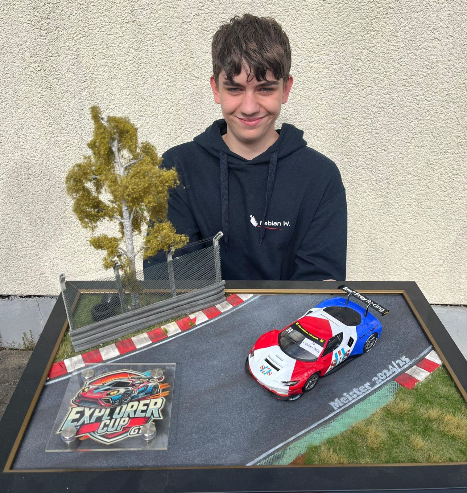 Fabian Witt mit seinem Siegerfahrzeug nach dem Gewinn der Deutschen Meisterschaft 2025
